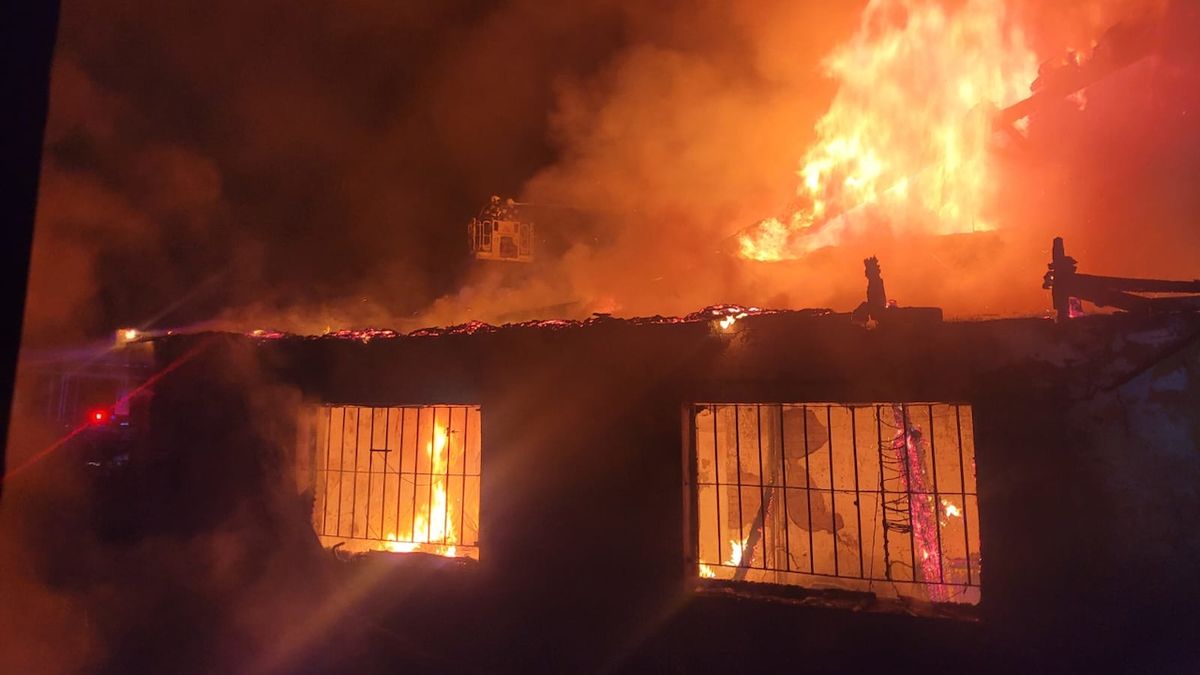 Při požáru sběrny v areálu kladenské Poldi vybuchovaly plynové lahve